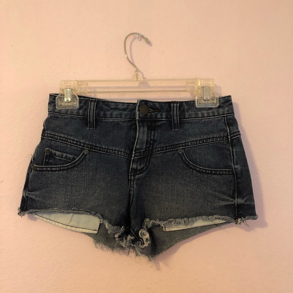 Mid-rise FREE PEOPLE jean shorts!